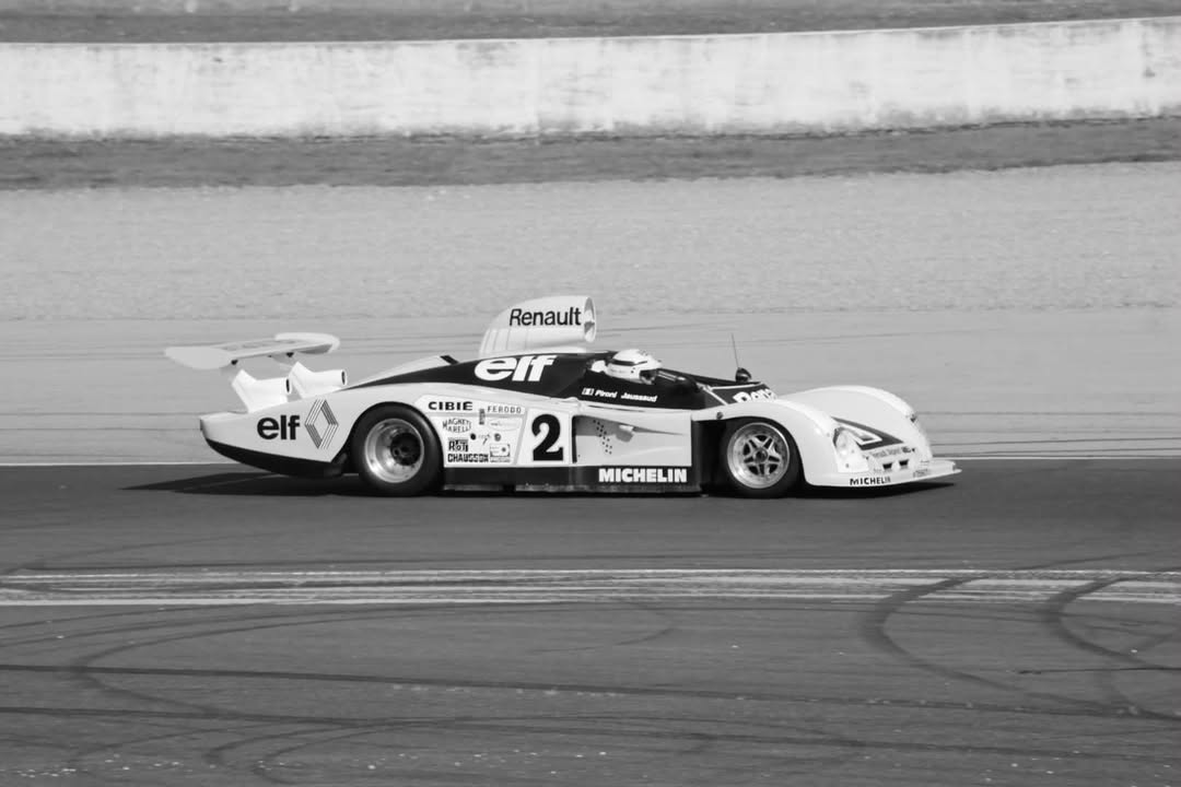 Classic Days 2026 Derek Bell, 82 ans, avec l'alpine Renault A442B des 24 heures du Mans 1978 NB.jpeg (59 KB)
